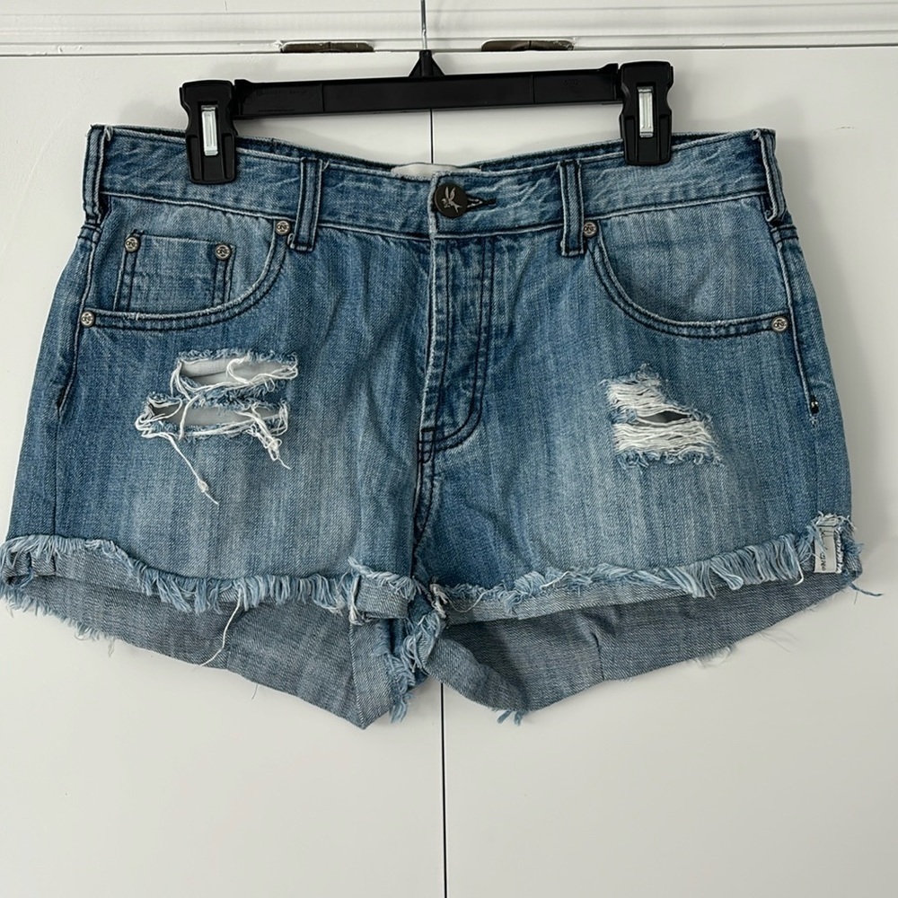 One Teaspoon distressed denim shorts size 27